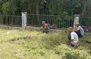 Ciptakan Tempat Ibadah yang Bersih, Babinsa Aneuk Laot dan Warga Bersihkan Lingkungan Meunasah