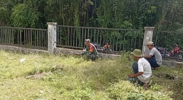 Ciptakan Tempat Ibadah yang Bersih, Babinsa Aneuk Laot dan Warga Bersihkan Lingkungan Meunasah