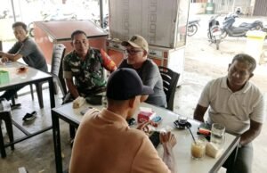 Bangun Keakraban Sambil Ngopi, Babinsa Kuta Barat Perkuat Sinergi dengan Masyarakat