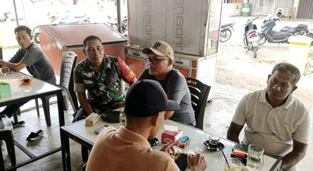 Bangun Keakraban Sambil Ngopi, Babinsa Kuta Barat Perkuat Sinergi dengan Masyarakat