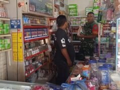 Babinsa Ie Meulee Pantau Harga Sembako di Kios Warga, Pastikan Kebutuhan Masyarakat Tetap Terjangkau