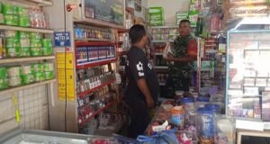 Babinsa Ie Meulee Pantau Harga Sembako di Kios Warga, Pastikan Kebutuhan Masyarakat Tetap Terjangkau