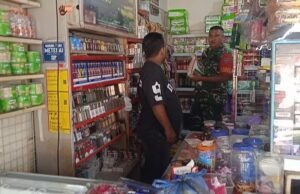 Babinsa Ie Meulee Pantau Harga Sembako di Kios Warga, Pastikan Kebutuhan Masyarakat Tetap Terjangkau