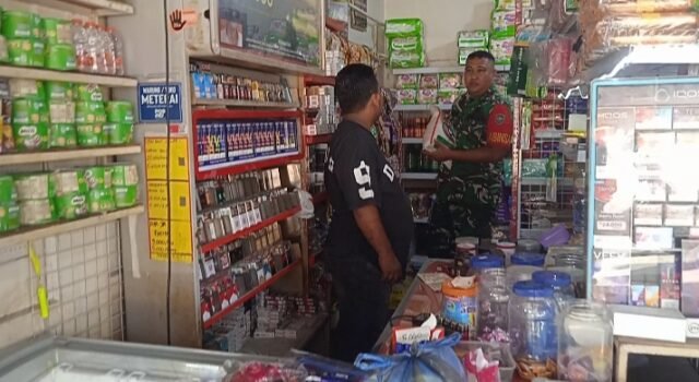 Babinsa Ie Meulee Pantau Harga Sembako di Kios Warga, Pastikan Kebutuhan Masyarakat Tetap Terjangkau