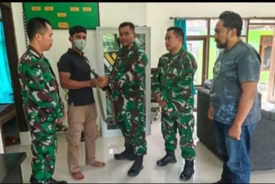 Warga Serahkan Senjata Api Rakitan ke Koramil 09/Ulee Kareng