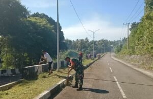 Babinsa Ujong Kareung dan Warga Gotong Royong Bersihkan Jalan, Perkuat Budaya Peduli Lingkungan