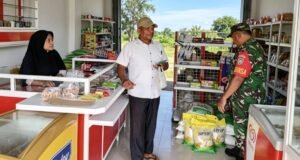 Babinsa Batee Shoek Pantau Harga Sembako di Kios Warga, Pastikan Kebutuhan Pokok Tetap Terkendali