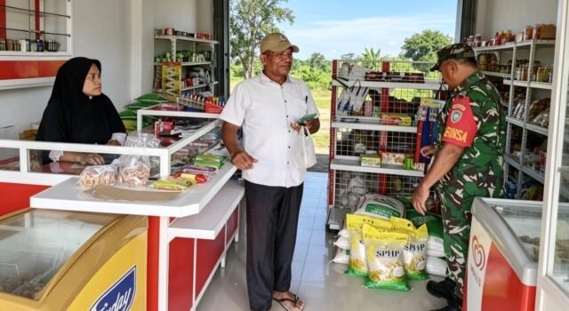 Babinsa Batee Shoek Pantau Harga Sembako di Kios Warga, Pastikan Kebutuhan Pokok Tetap Terkendali