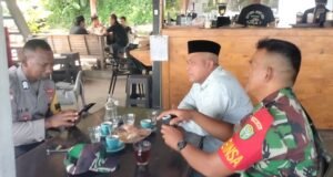 Lewat Komsos, Babinsa Krueng Raya dan Bhabinkamtibmas Satukan Langkah Menjaga Gampong Tetap Aman