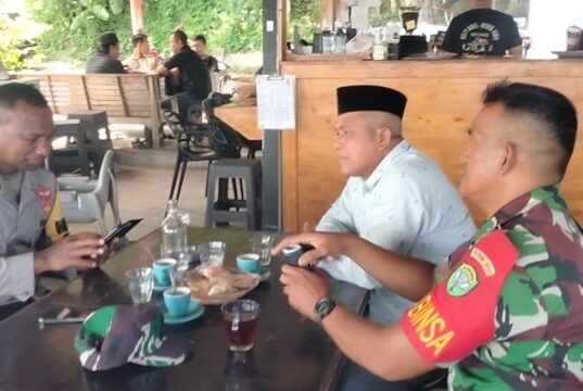 Lewat Komsos, Babinsa Krueng Raya dan Bhabinkamtibmas Satukan Langkah Menjaga Gampong Tetap Aman