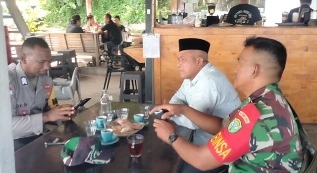 Lewat Komsos, Babinsa Krueng Raya dan Bhabinkamtibmas Satukan Langkah Menjaga Gampong Tetap Aman