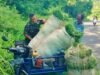 Babinsa Krueng Raya Bantu Warga Angkut Pakan Ternak, Perkuat Kedekatan TNI dengan Masyarakat