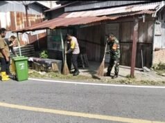 Semangat Kebersamaan, Babinsa Kuta Timu dan Bhabinkamtibmas Bersama Perangkat Gampong Laksanakan Aksi Bersih Lingkungan