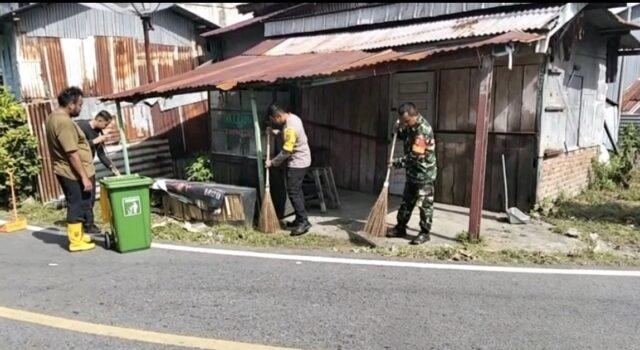 Semangat Kebersamaan, Babinsa Kuta Timu dan Bhabinkamtibmas Bersama Perangkat Gampong Laksanakan Aksi Bersih Lingkungan