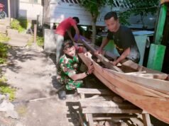 Babinsa Kuta Ateuh Bantu Nelayan Perbaiki Perahu, Dukung Kelancaran Aktivitas Melaut Warga