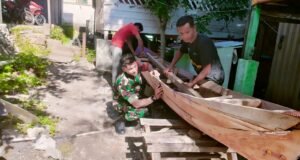 Babinsa Kuta Ateuh Bantu Nelayan Perbaiki Perahu, Dukung Kelancaran Aktivitas Melaut Warga