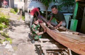 Babinsa Kuta Ateuh Bantu Nelayan Perbaiki Perahu, Dukung Kelancaran Aktivitas Melaut Warga
