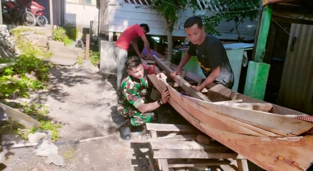 Babinsa Kuta Ateuh Bantu Nelayan Perbaiki Perahu, Dukung Kelancaran Aktivitas Melaut Warga