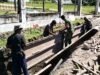 Babinsa Beurawang Bantu Pekerja Bangunan, Perkuat Semangat Gotong Royong di Wilayah Binaan