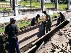 Babinsa Beurawang Bantu Pekerja Bangunan, Perkuat Semangat Gotong Royong di Wilayah Binaan