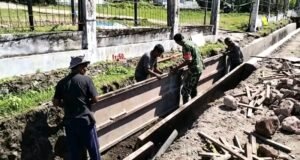 Babinsa Beurawang Bantu Pekerja Bangunan, Perkuat Semangat Gotong Royong di Wilayah Binaan