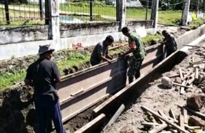 Babinsa Beurawang Bantu Pekerja Bangunan, Perkuat Semangat Gotong Royong di Wilayah Binaan
