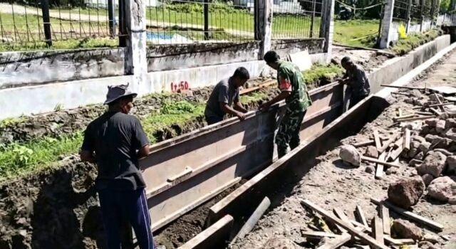 Babinsa Beurawang Bantu Pekerja Bangunan, Perkuat Semangat Gotong Royong di Wilayah Binaan