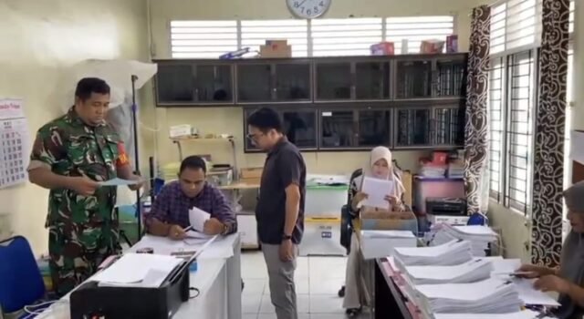 Perkuat Data Kewilayahan, Babinsa Ie Meulee Bersama Aparatur Gampong Laksanakan Puldata Demografi