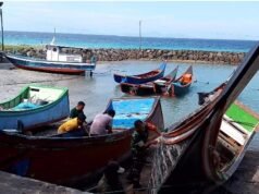 Babinsa Keuneukai Bantu Perbaiki Boat Pancing Warga, Wujud Kepedulian TNI terhadap Nelayan