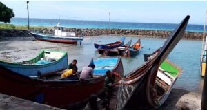 Babinsa Keuneukai Bantu Perbaiki Boat Pancing Warga, Wujud Kepedulian TNI terhadap Nelayan