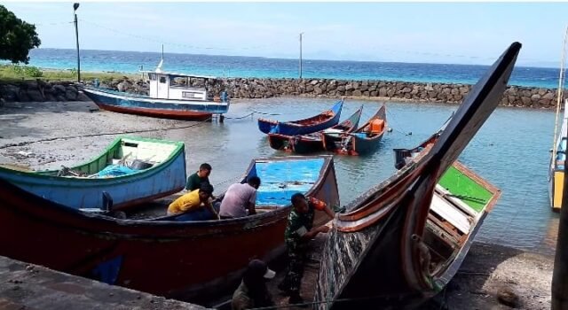 Babinsa Keuneukai Bantu Perbaiki Boat Pancing Warga, Wujud Kepedulian TNI terhadap Nelayan