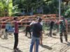 Babinsa Paya Seunara Bantu Dirikan Tenda Pernikahan, Gotong Royong Perkuat Kemanunggalan TNI dan Rakyat