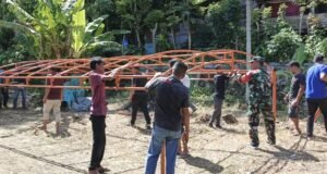Babinsa Paya Seunara Bantu Dirikan Tenda Pernikahan, Gotong Royong Perkuat Kemanunggalan TNI dan Rakyat