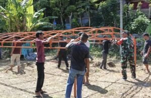 Babinsa Paya Seunara Bantu Dirikan Tenda Pernikahan, Gotong Royong Perkuat Kemanunggalan TNI dan Rakyat