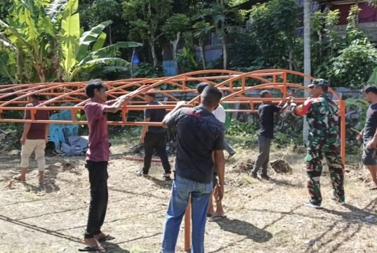 Babinsa Paya Seunara Bantu Dirikan Tenda Pernikahan, Gotong Royong Perkuat Kemanunggalan TNI dan Rakyat