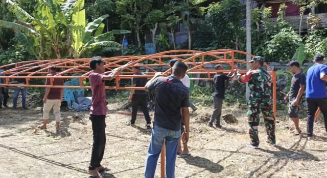 Babinsa Paya Seunara Bantu Dirikan Tenda Pernikahan, Gotong Royong Perkuat Kemanunggalan TNI dan Rakyat