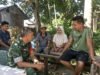 Komsos Bersama Warga, Babinsa Cot Abeuk Jaga Silaturahmi & Pantau Situasi Wilayah
