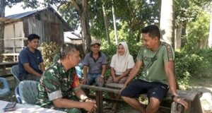 Komsos Bersama Warga, Babinsa Cot Abeuk Jaga Silaturahmi & Pantau Situasi Wilayah