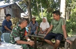 Komsos Bersama Warga, Babinsa Cot Abeuk Jaga Silaturahmi & Pantau Situasi Wilayah