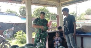 Wujud Kedekatan, Babinsa Koramil 01/Sukajaya Gelar Komsos Bersama Pedagang Semangka di Balohan