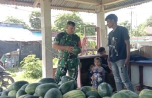 Wujud Kedekatan, Babinsa Koramil 01/Sukajaya Gelar Komsos Bersama Pedagang Semangka di Balohan