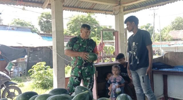 Wujud Kedekatan, Babinsa Koramil 01/Sukajaya Gelar Komsos Bersama Pedagang Semangka di Balohan