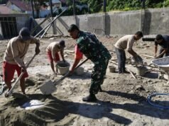 Wujud Kebersamaan, Babinsa Koramil 02/Sukakarya Bantu Ringankan Pekerjaan Warga Binaan