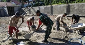 Wujud Kebersamaan, Babinsa Koramil 02/Sukakarya Bantu Ringankan Pekerjaan Warga Binaan