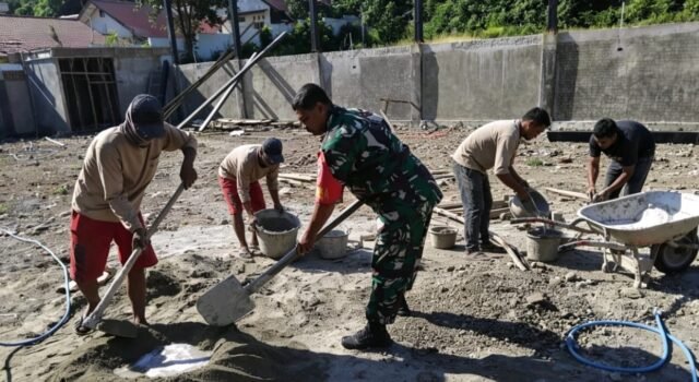 Wujud Kebersamaan, Babinsa Koramil 02/Sukakarya Bantu Ringankan Pekerjaan Warga Binaan