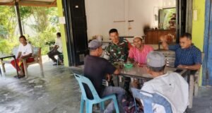 Komsos Bersama Warga, Babinsa Serda M Imron Bahas Keseruan Nonton Bareng Piala Dunia di Gampong Jaboi