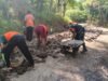 Wujudkan Akses Lebih Baik, Babinsa Koramil 01/Sukajaya Dukung Penuh Pembangunan Jalan Desa
