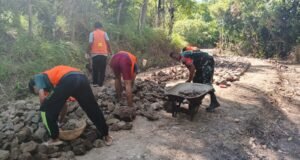 Wujudkan Akses Lebih Baik, Babinsa Koramil 01/Sukajaya Dukung Penuh Pembangunan Jalan Desa