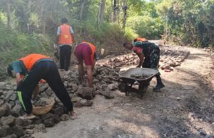 Wujudkan Akses Lebih Baik, Babinsa Koramil 01/Sukajaya Dukung Penuh Pembangunan Jalan Desa