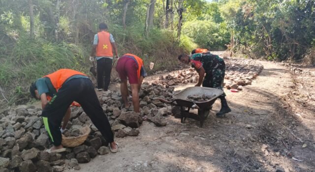 Wujudkan Akses Lebih Baik, Babinsa Koramil 01/Sukajaya Dukung Penuh Pembangunan Jalan Desa